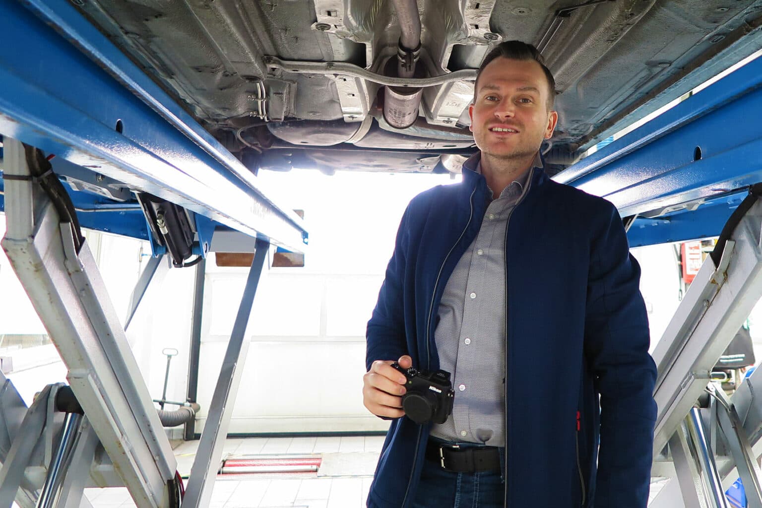 Kfz-Gutachter Alexander Braunsdorf bei der Fahrzeugbegutachtung in Potsdam